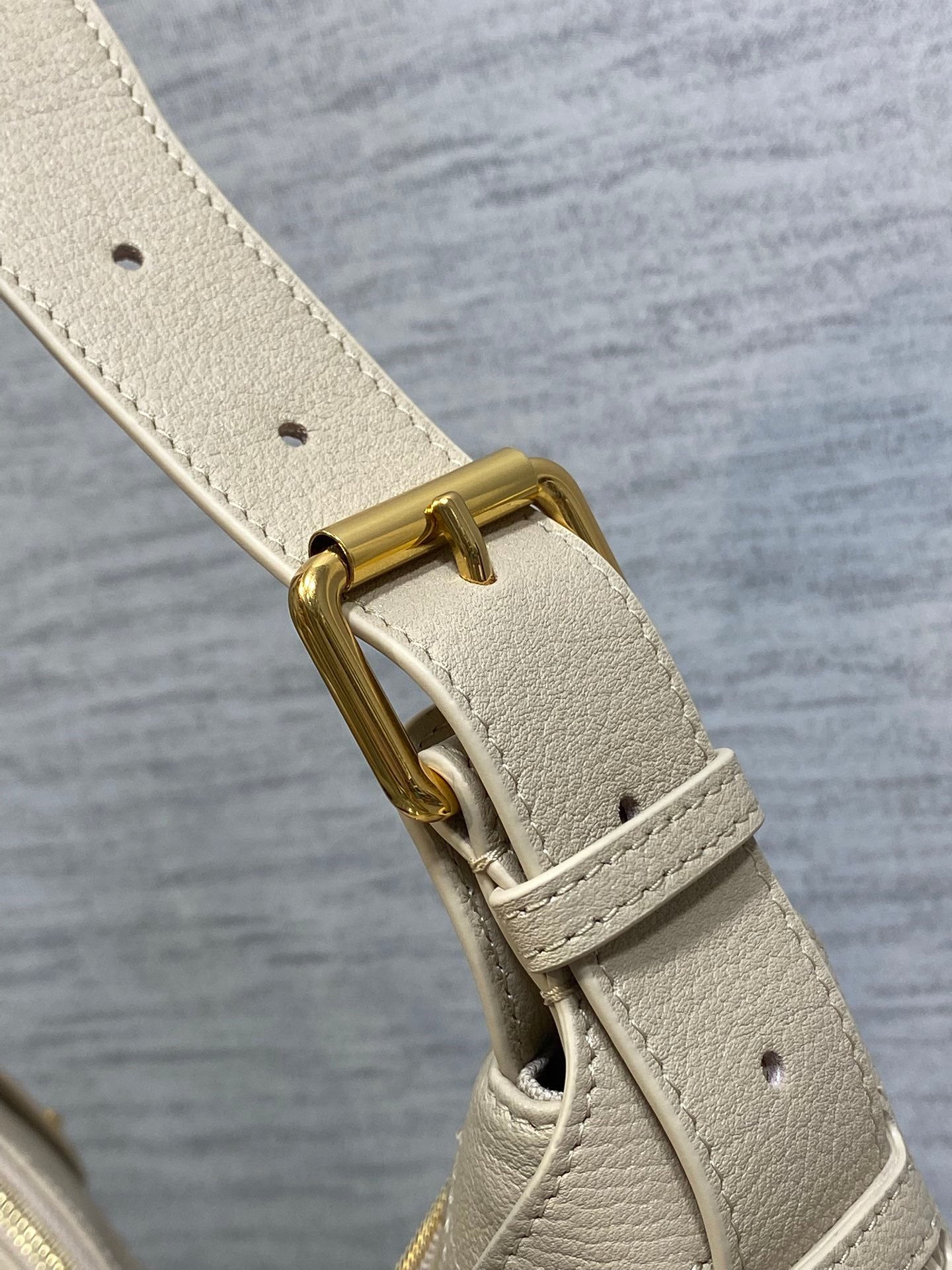 Dior 2025 Voyage Bag 28cm Powder Beige Grained Calfskin 267775