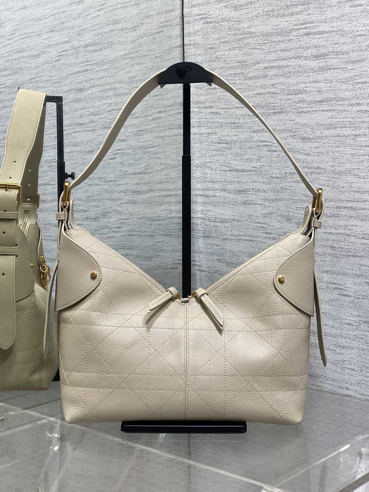 Dior 2025 Voyage Bag 28cm Powder Beige Grained Calfskin 267775