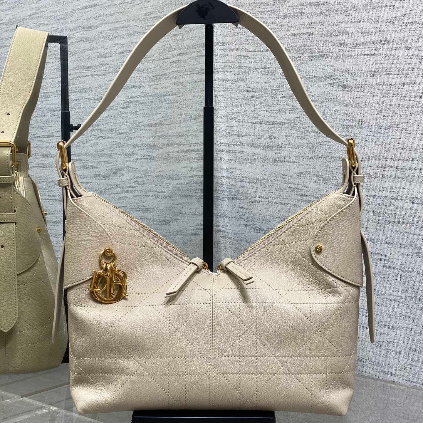 Dior 2025 Voyage Bag 28cm Powder Beige Grained Calfskin 267775