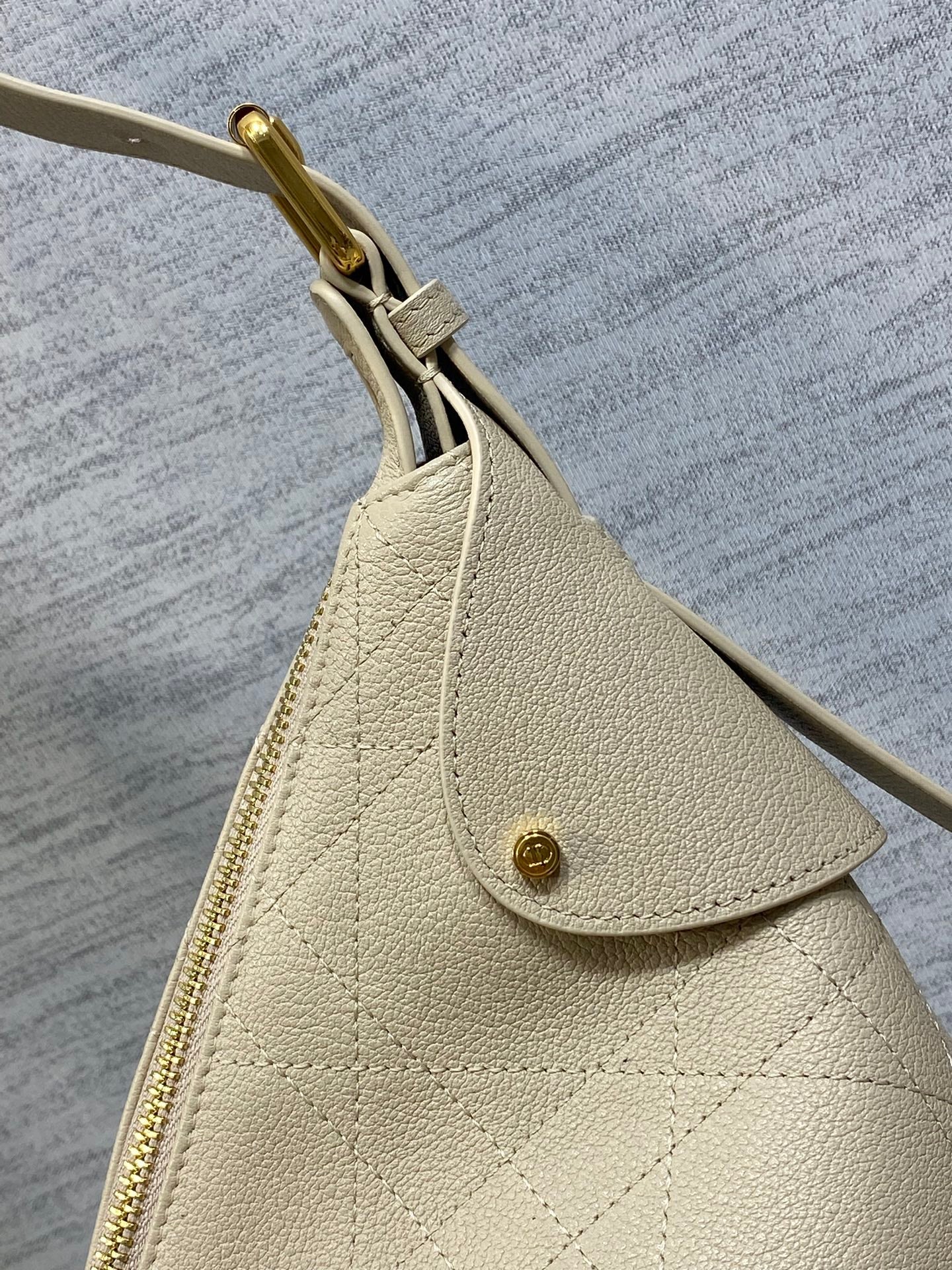 Dior 2025 Voyage Bag 34cm Powder Beige Grained Calfskin 267779