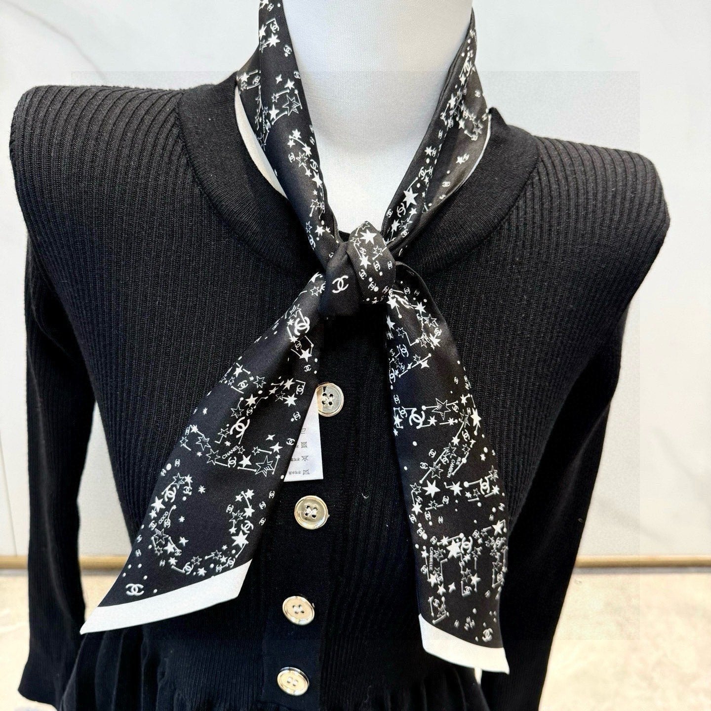 CC  Twilly Mini Star Scarf 120cm Black Mulberry Silk 945724