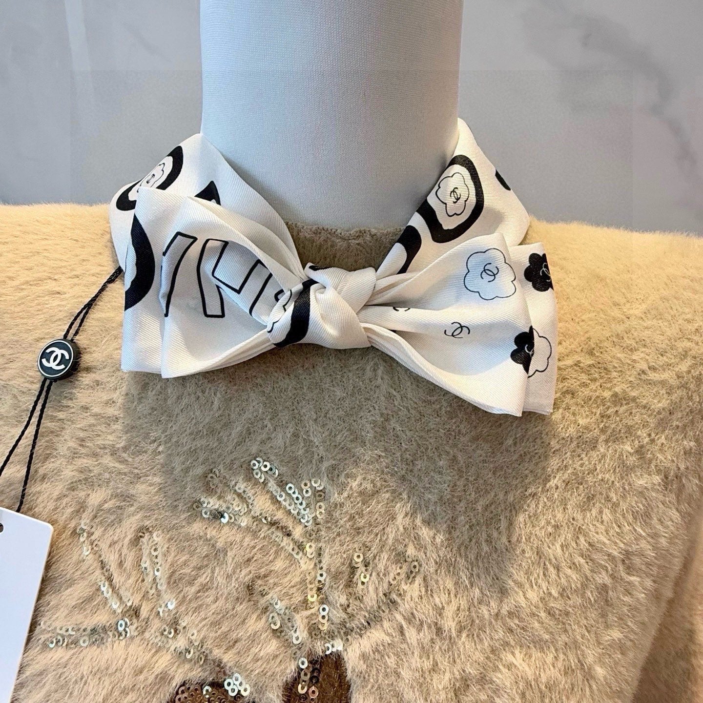 CC  Twilly Mini Scarf 120cm White Mulberry Silk 949095