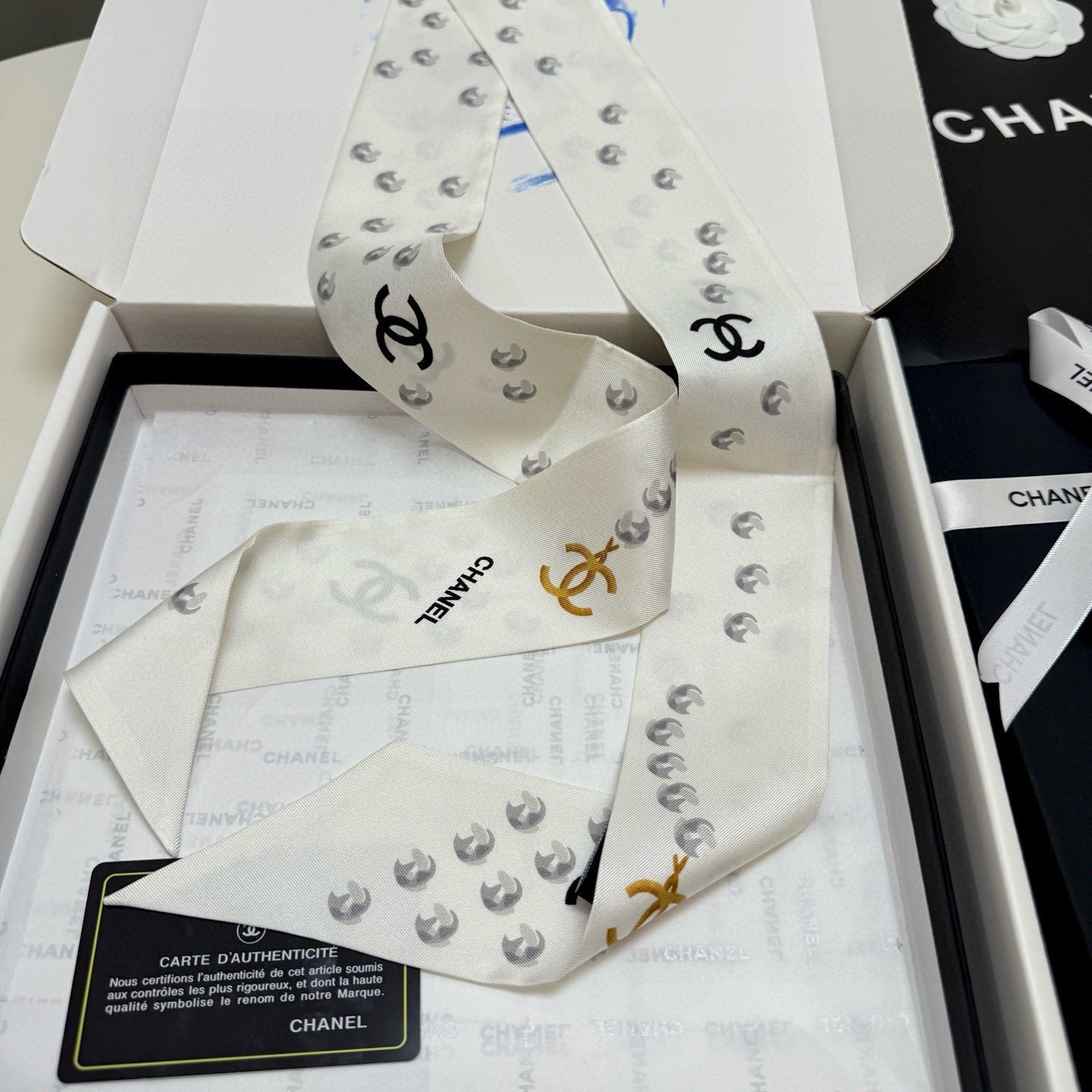 CC  Twilly Mini Scarf 120cm White Mulberry Silk 949112