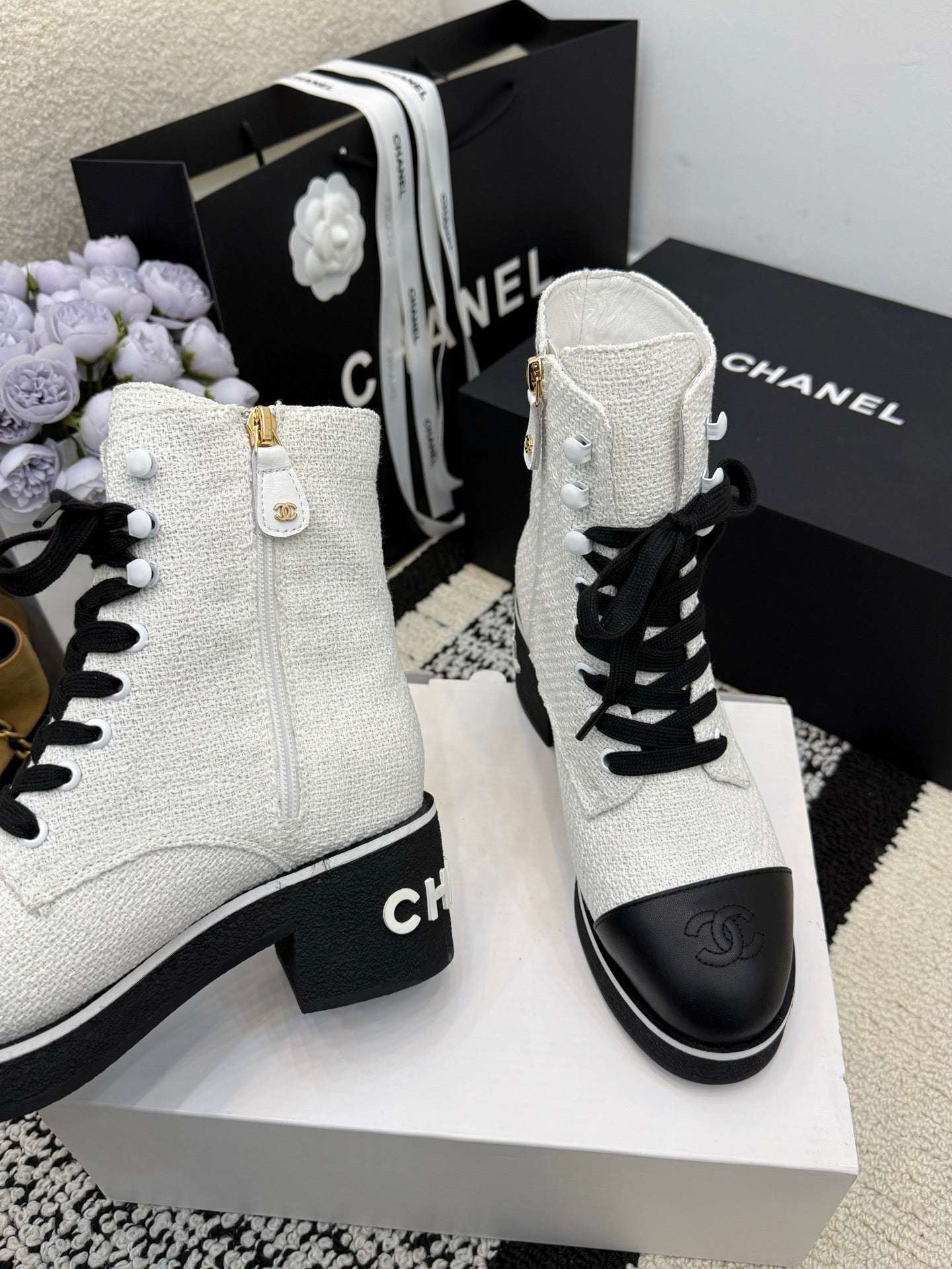CC 26 Combat Boot White Black Tweed Leather 588800