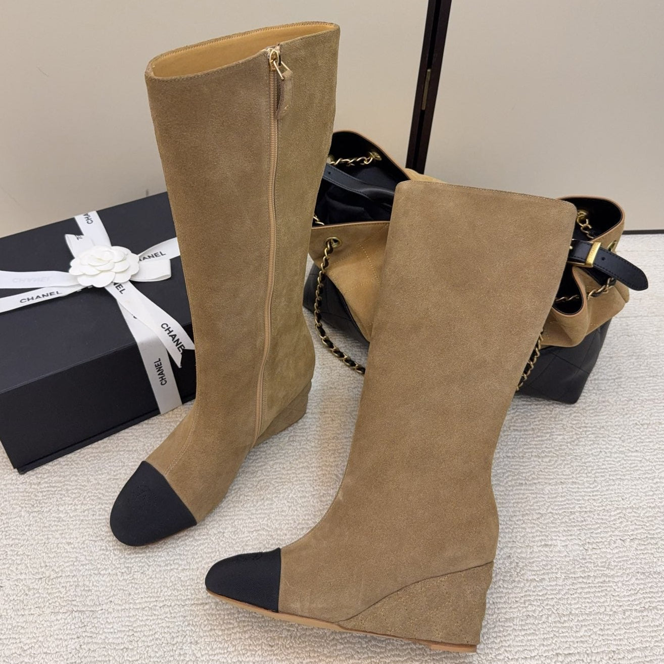 CC 26 Wedge Boot Tan Black Suede 588895