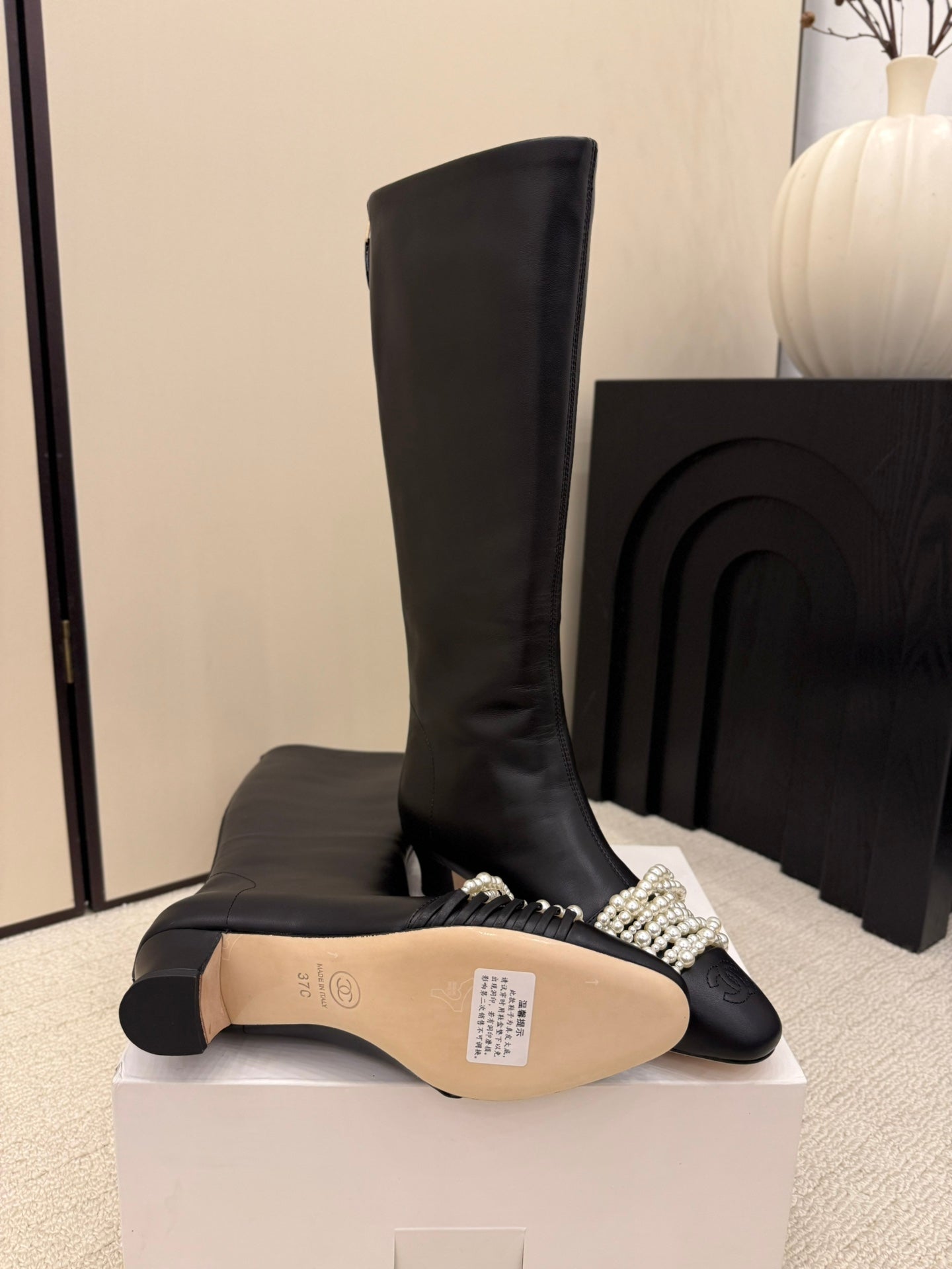 CC 26 Pearl Boot Black Leather 588830