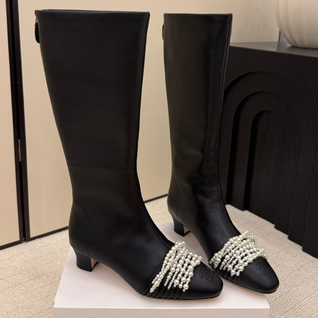 CC 26 Pearl Boot Black Leather 588830