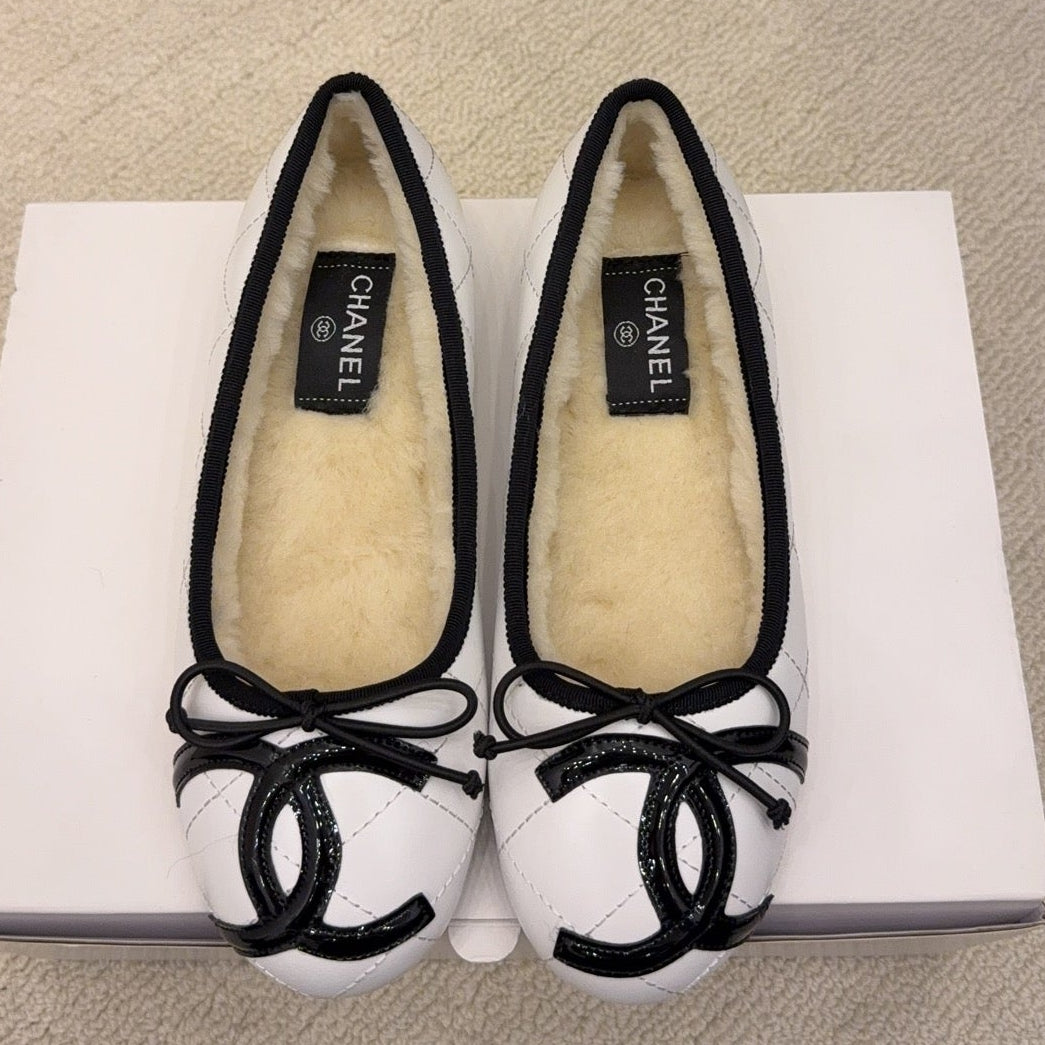 CC 26 Shearling Ballet Flat White Beige Cowhide Wool 588919