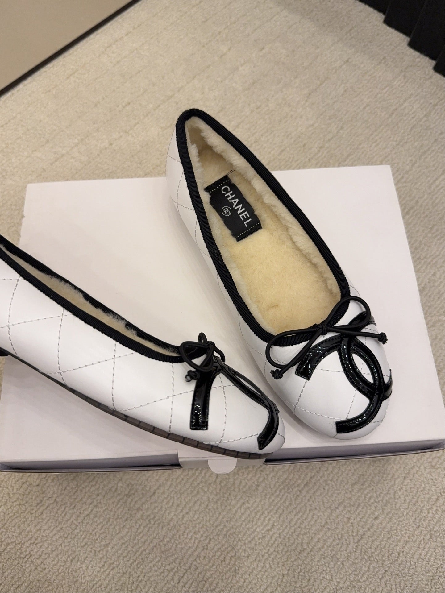 CC 26 Shearling Ballet Flat White Beige Cowhide Wool 588919