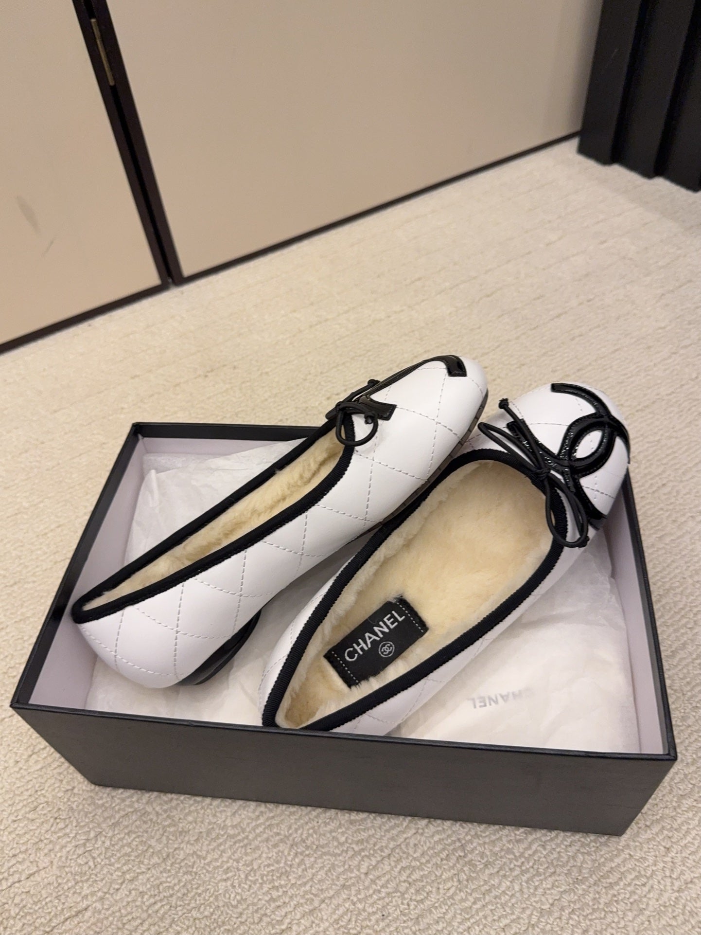 CC 26 Shearling Ballet Flat White Beige Cowhide Wool 588919