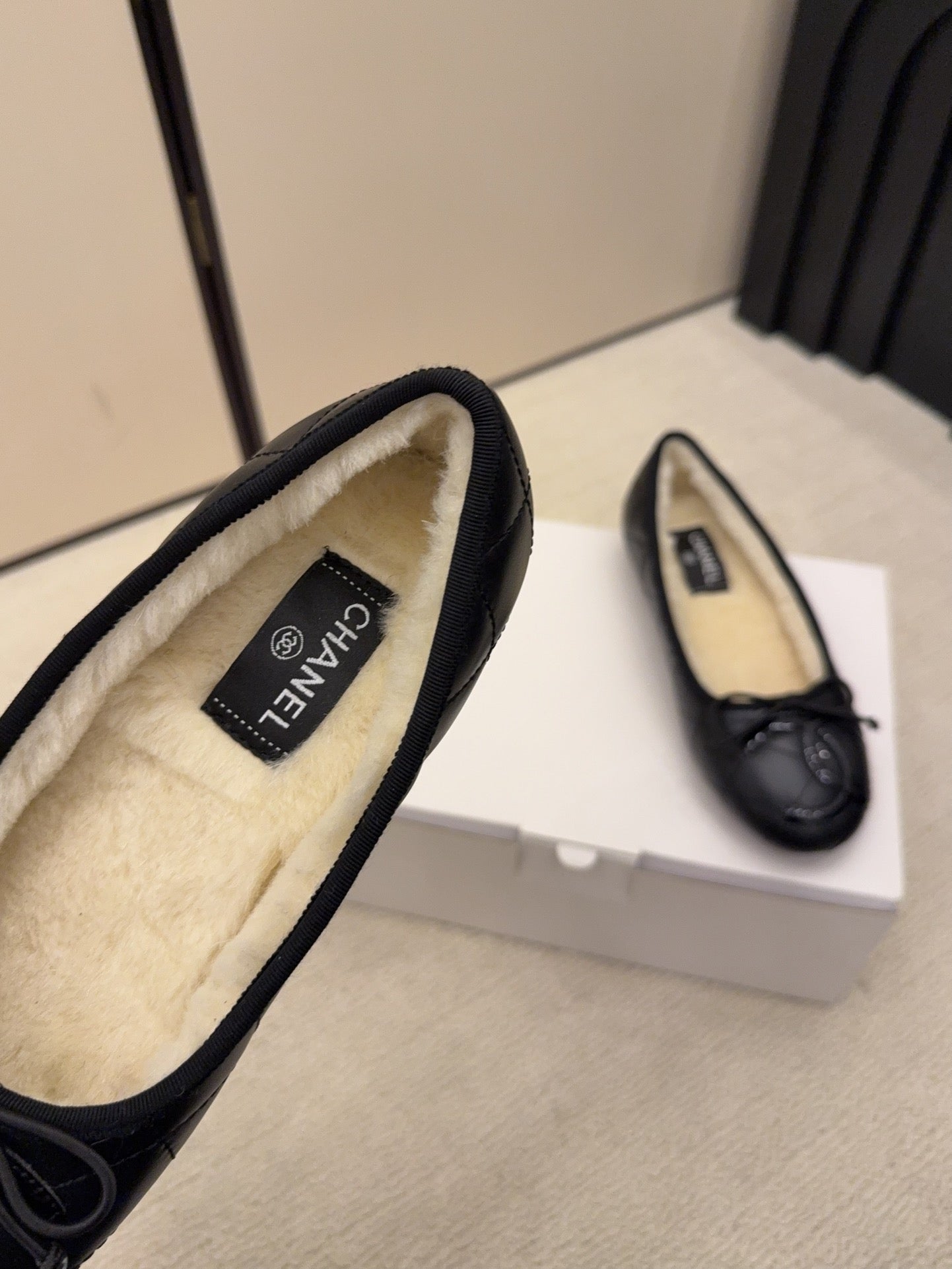 CC 26 Shearling Ballet Flat Black Beige Cowhide Wool 588921