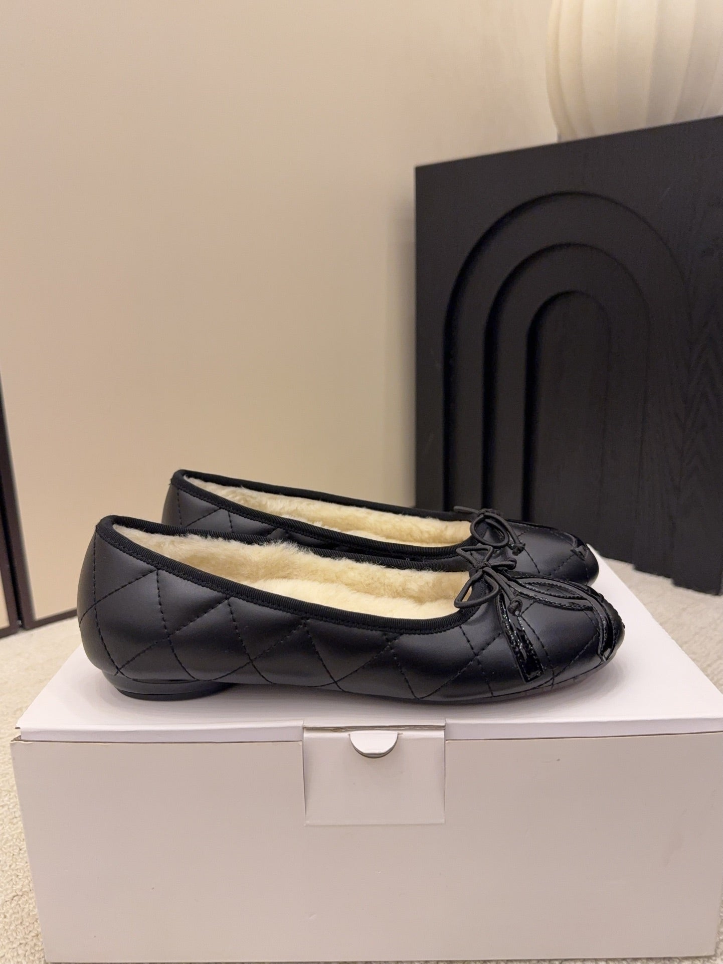 CC 26 Shearling Ballet Flat Black Beige Cowhide Wool 588921