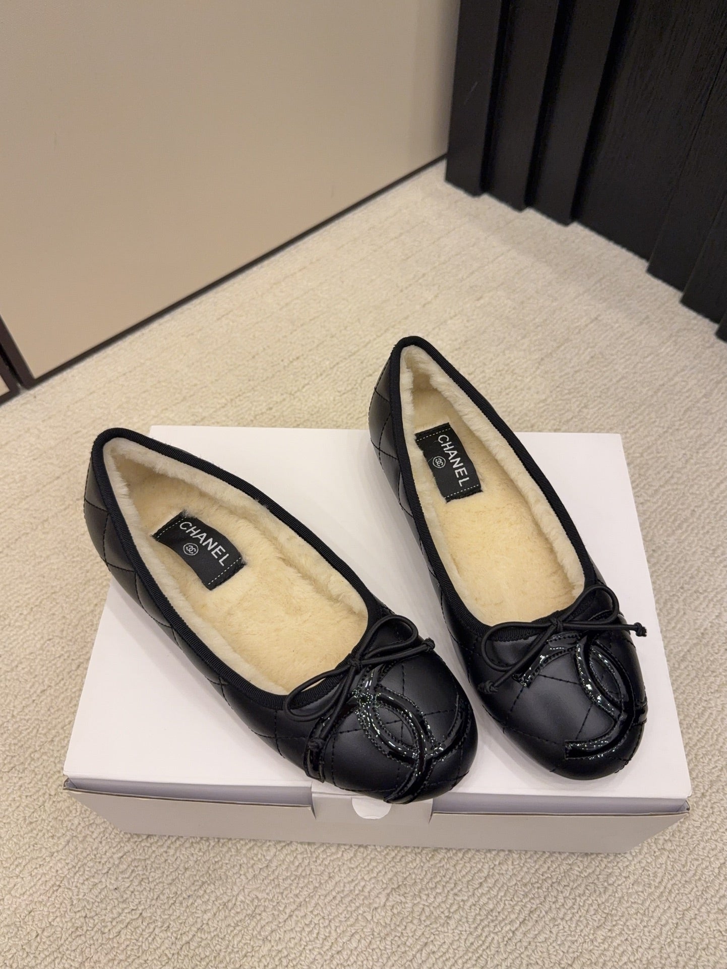 CC 26 Shearling Ballet Flat Black Beige Cowhide Wool 588921