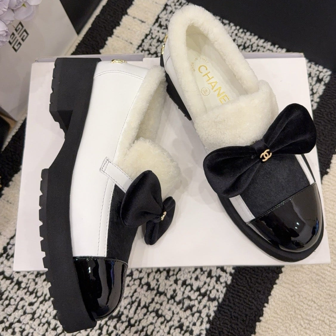 CC 26 Fur-lined Loafer With Bow Black White Wool Leather 588825