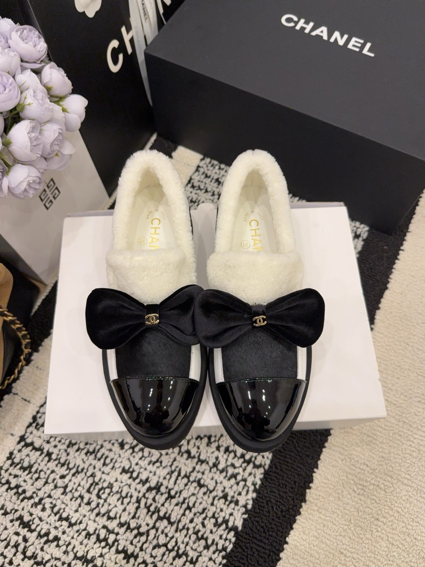 CC 26 Fur-lined Loafer With Bow Black White Wool Leather 588825
