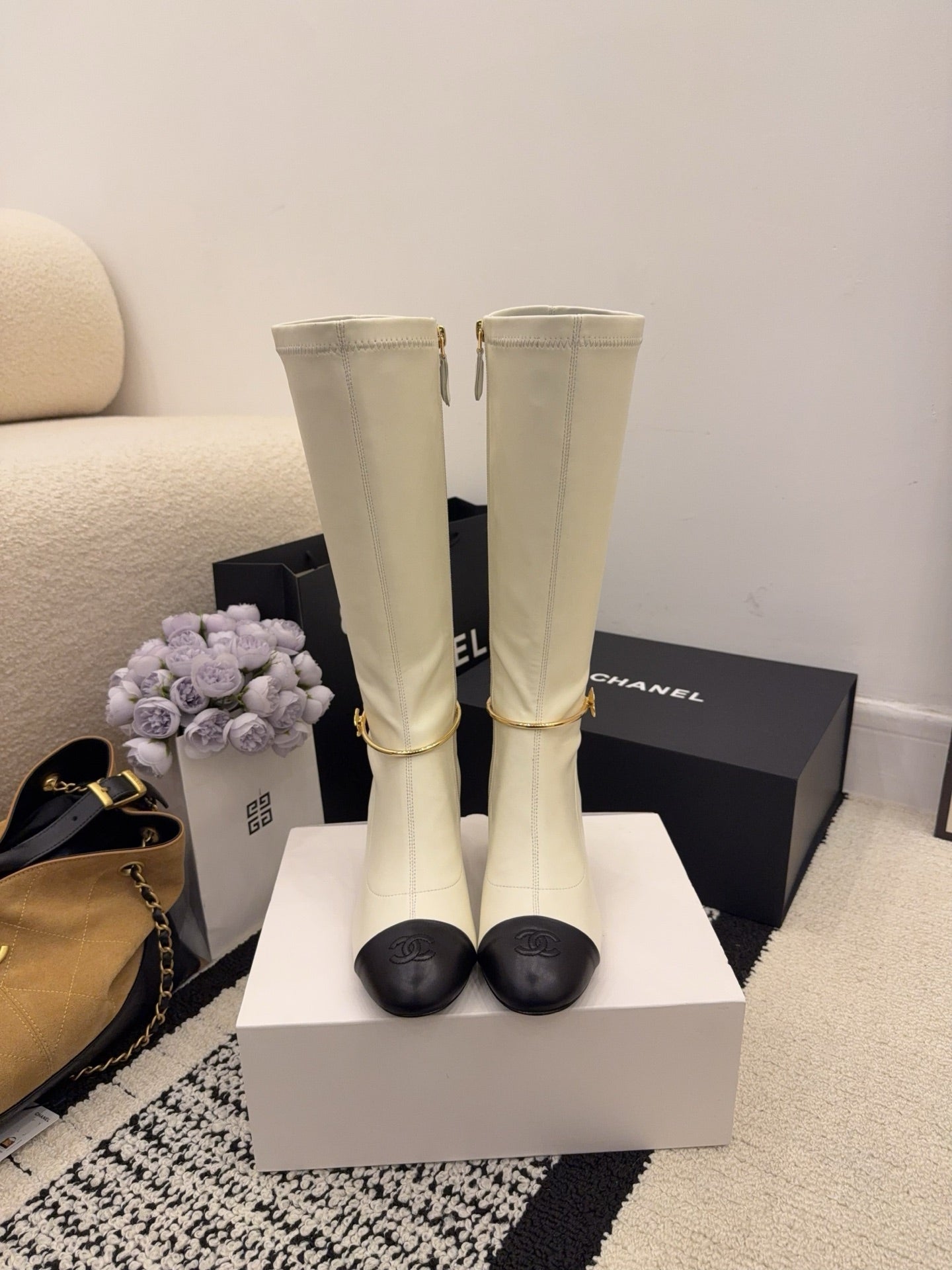 CC 26 Boot With Gold-tone Ankle Chain White Black Lambskin 588821