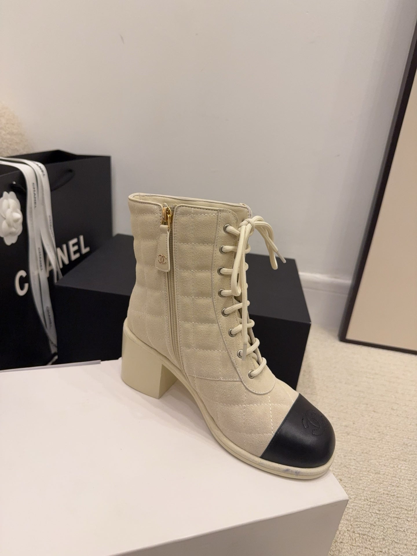 CC 26 Quilted Lace-up Boot Cream Black Suede Calfskin