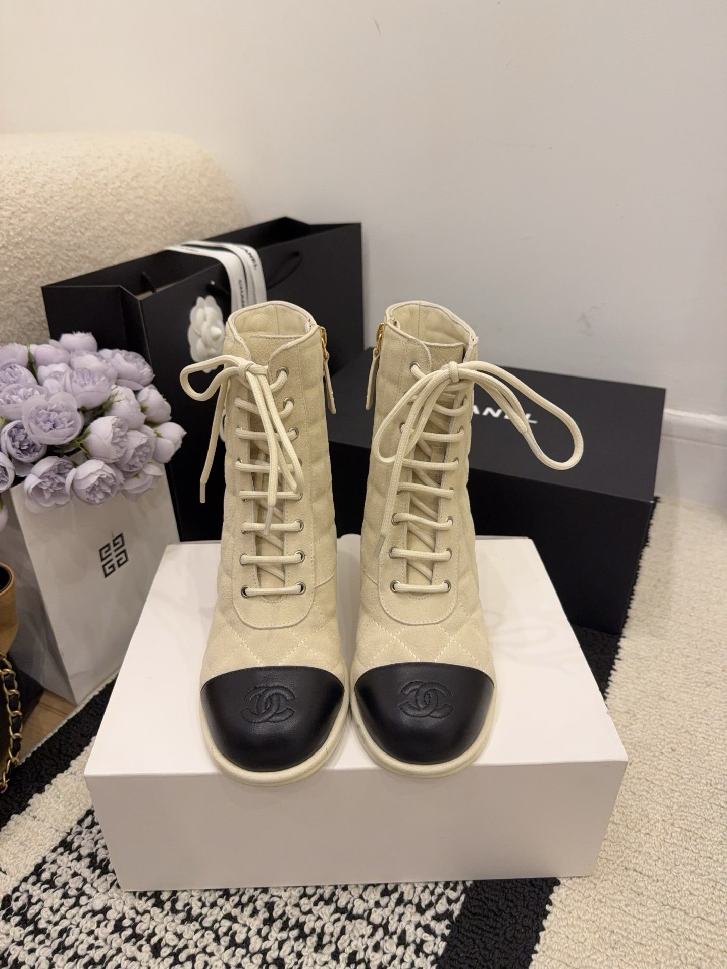 CC 26 Quilted Lace-up Boot Cream Black Suede Calfskin
