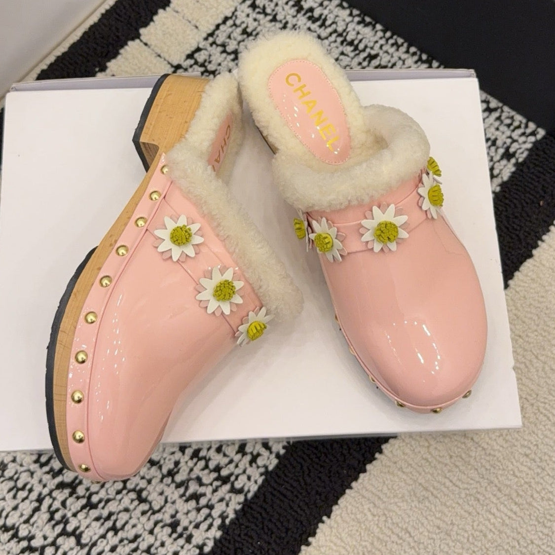 CC 26 Daisy Shearling-lined Slipper Pink Patent Leather 588693