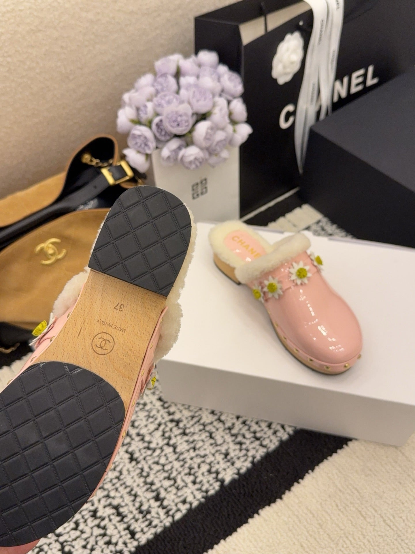 CC 26 Daisy Shearling-lined Slipper Pink Patent Leather 588693