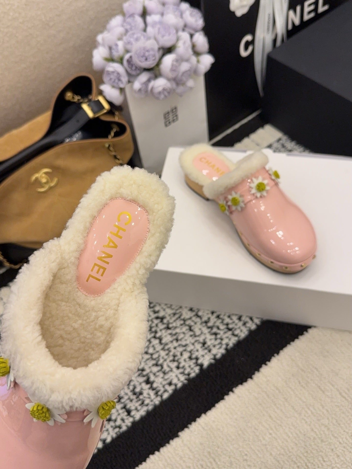 CC 26 Daisy Shearling-lined Slipper Pink Patent Leather 588693