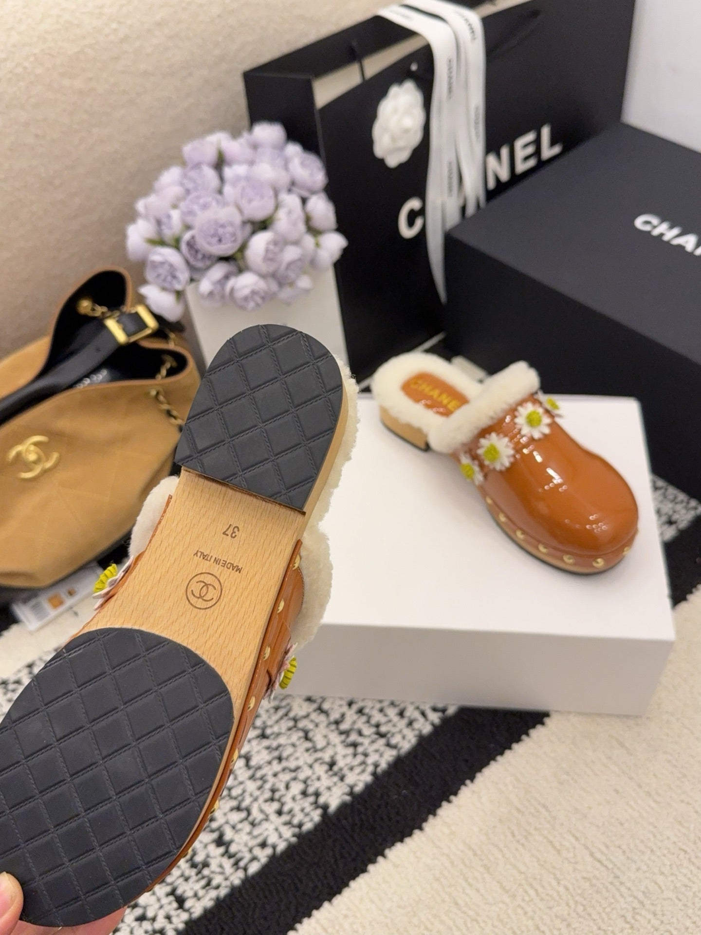 CC 26 Daisy Shearling-lined Slipper Brown Patent Leather 588694