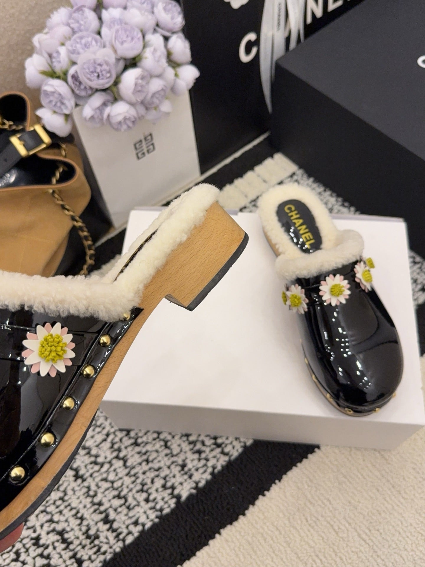 CC 26 Daisy Shearling-lined Slipper Black Patent Leather 588695