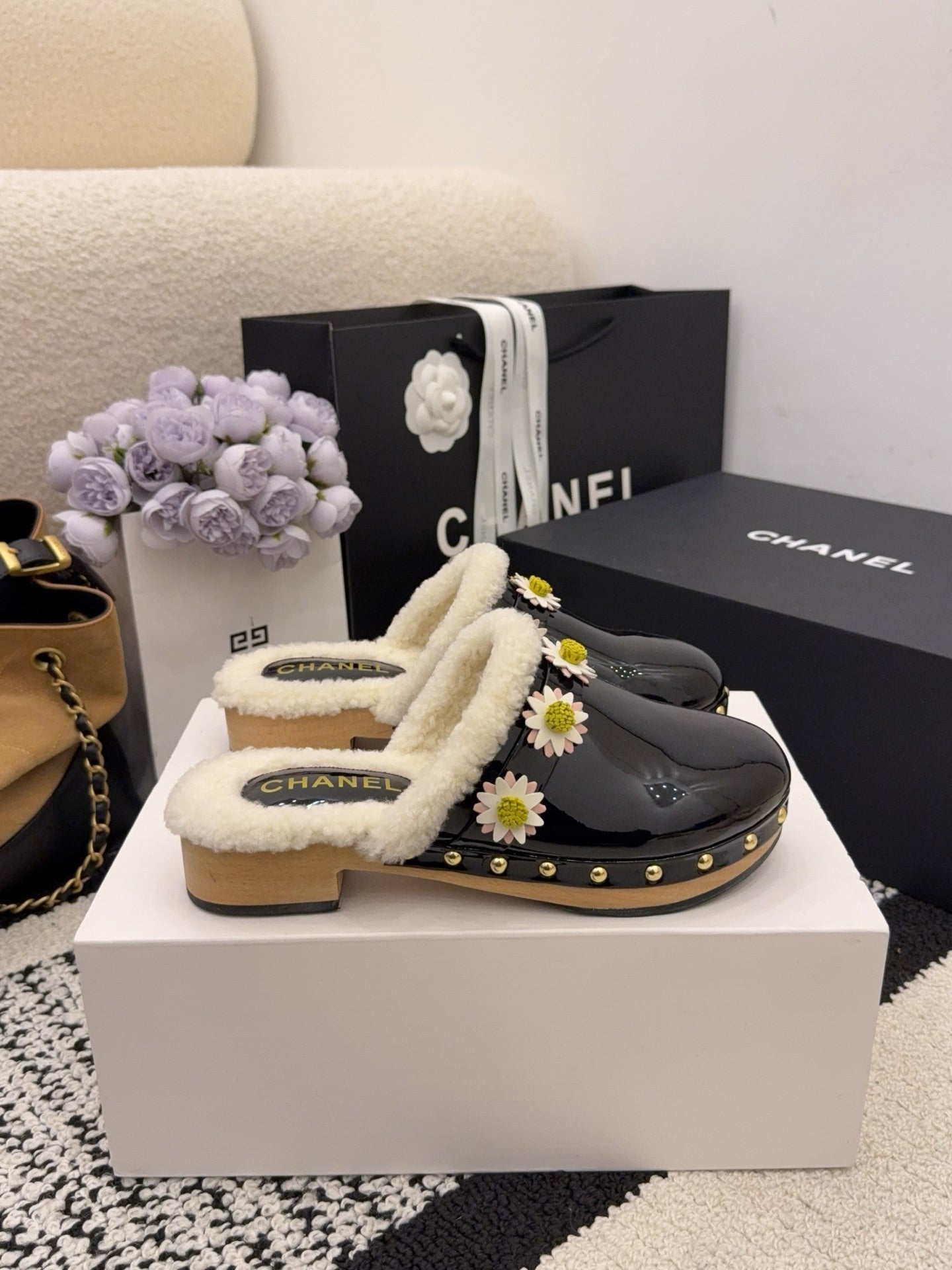 CC 26 Daisy Shearling-lined Slipper Black Patent Leather 588695