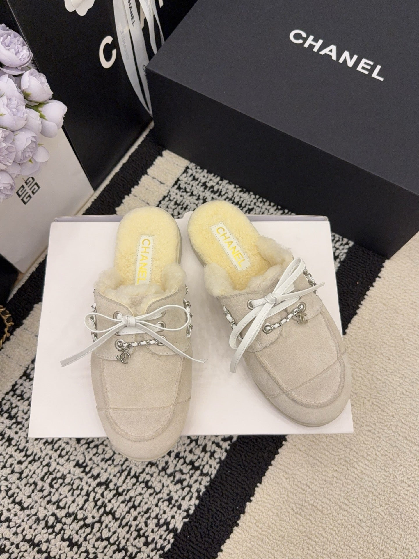 CC 26 Shearling Slip-on Loafer Beige White Suede Wool 588715