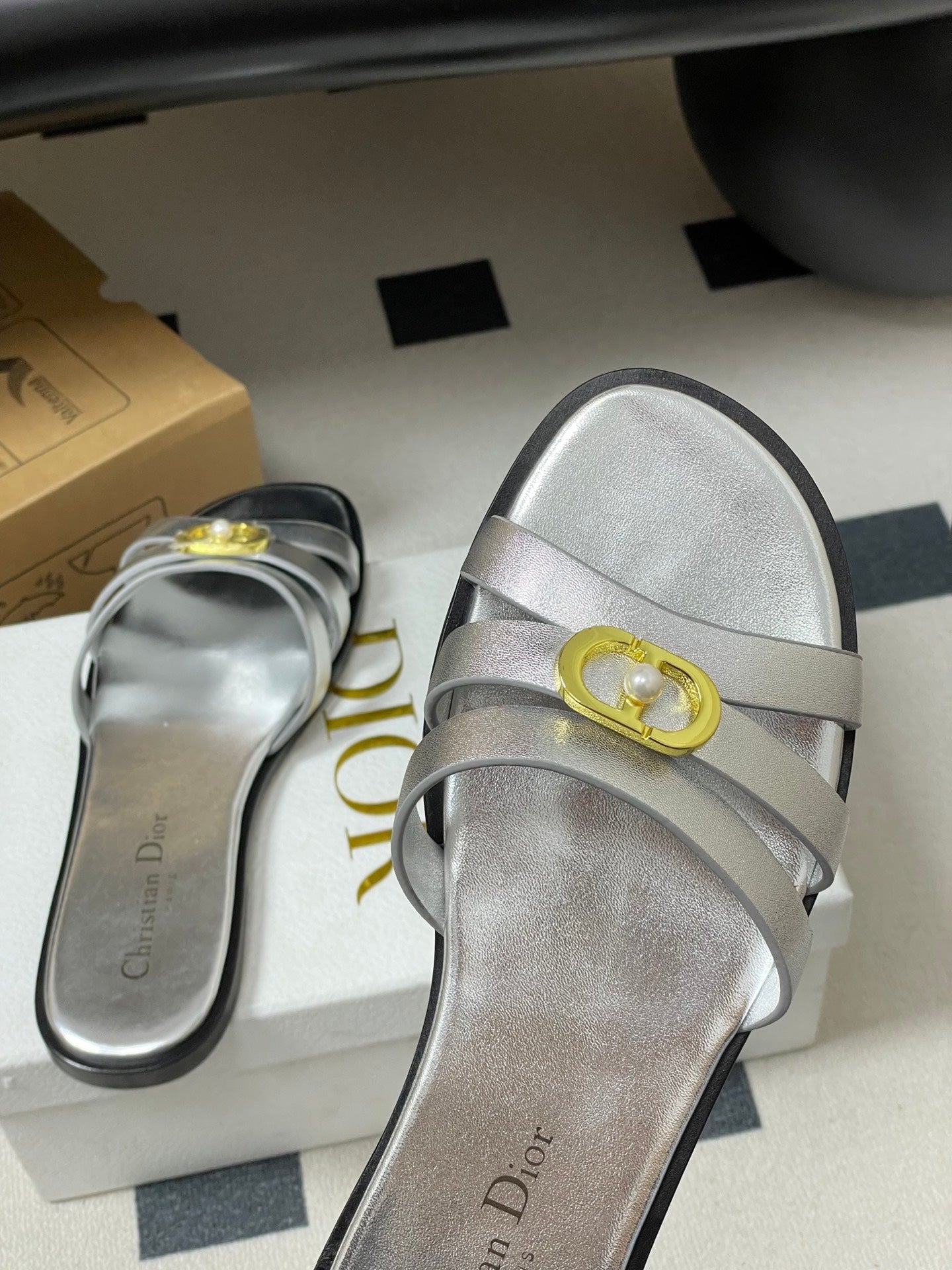 CC 26 Chunky Heel Sandals Metallic Silver Leather 593527