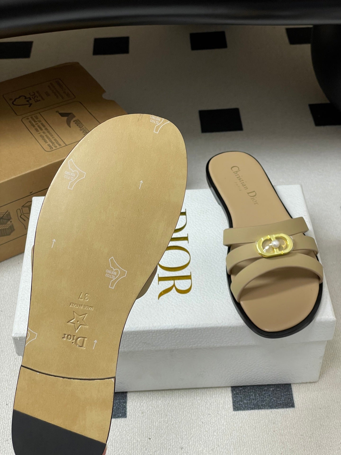 CD 26 Chunky Heel Sandals Beige Leather 593531