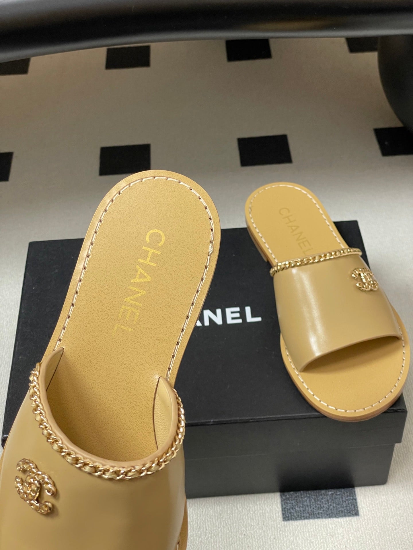 CC 26 Flat Sandal Beige Sheepskin 593298