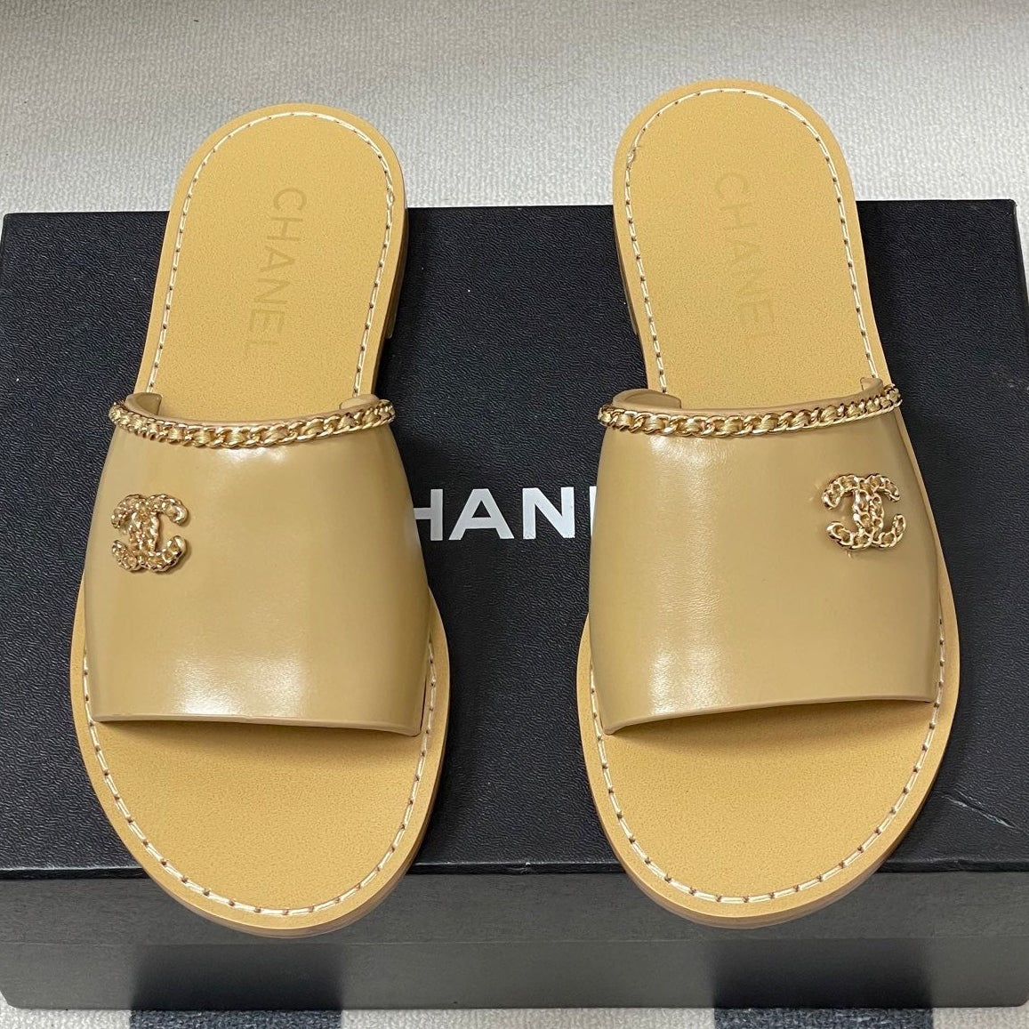 CC 26 Flat Sandal Beige Sheepskin 593298