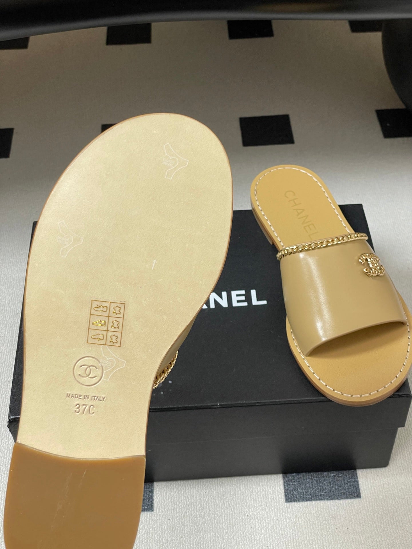 CC 26 Flat Sandal Beige Sheepskin 593298