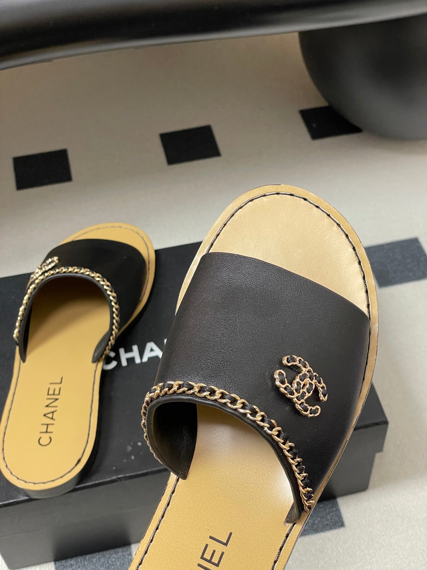 CC 26 Flat Sandal Black Beige Sheepskin 593300