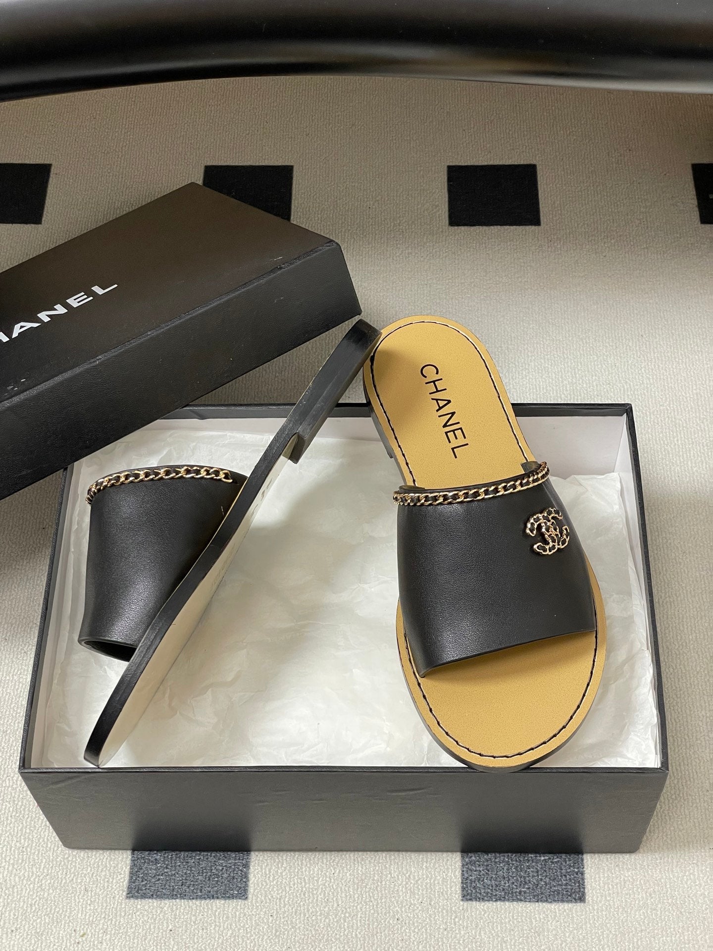 CC 26 Flat Sandal Black Beige Sheepskin 593300