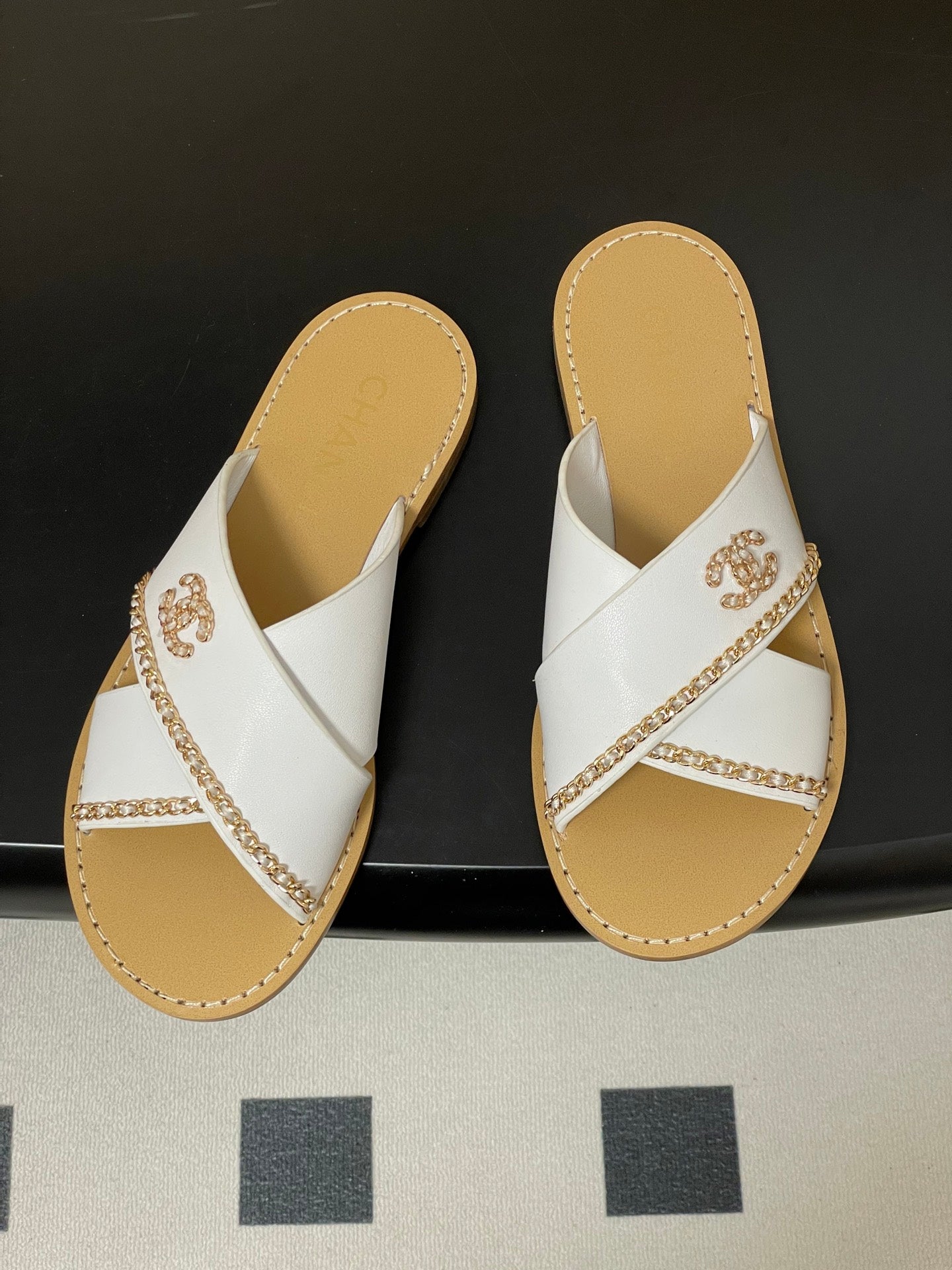 CC 26 Criss-cross Strap Slipper White Beige Sheepskin 593303