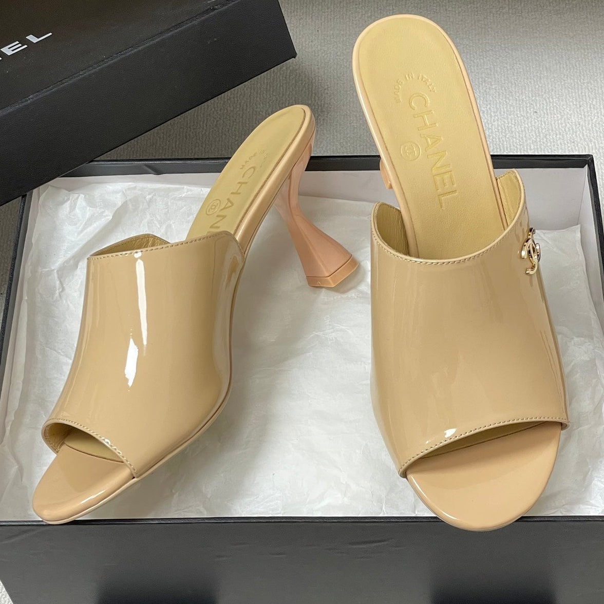 CC 26 Sandal Beige Patent Leather 593321