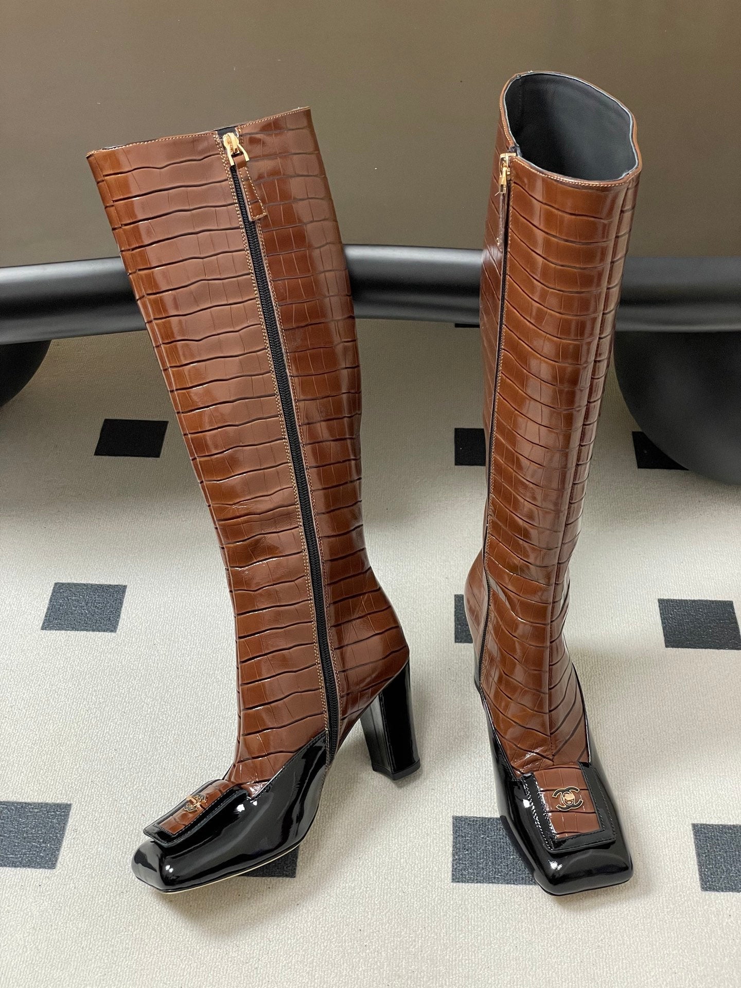 CC 26 Crocodile-embossed High Boot Black Brown Patent Leather 593110