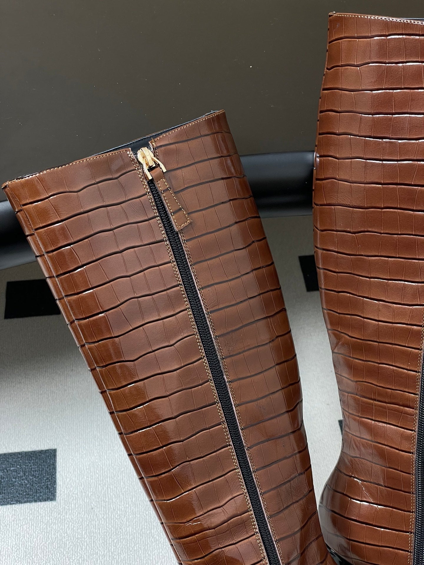 CC 26 Crocodile-embossed High Boot Black Brown Patent Leather 593110