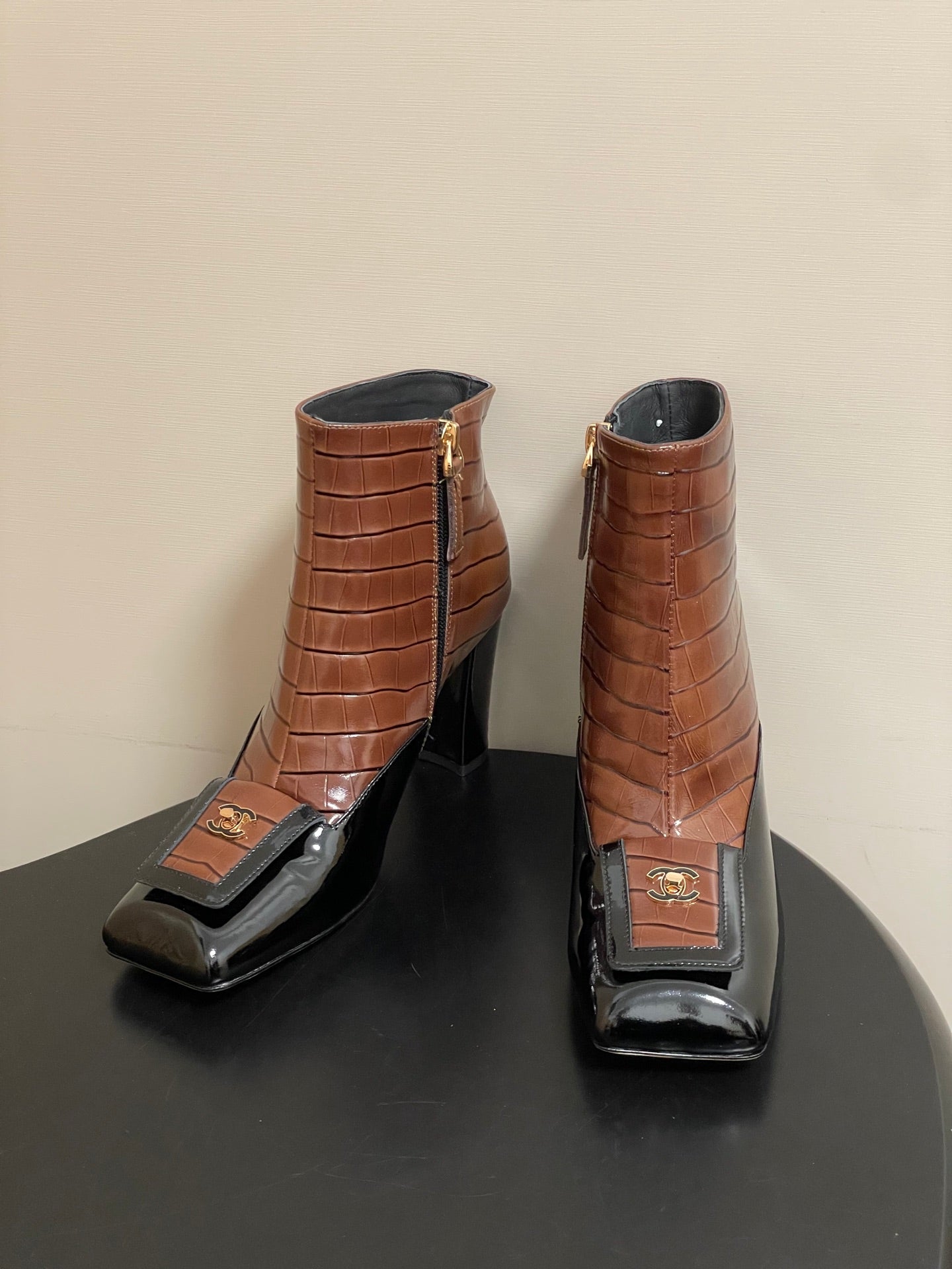 CC 26 Crocodile-embossed Boot Black Brown Patent Leather 593112