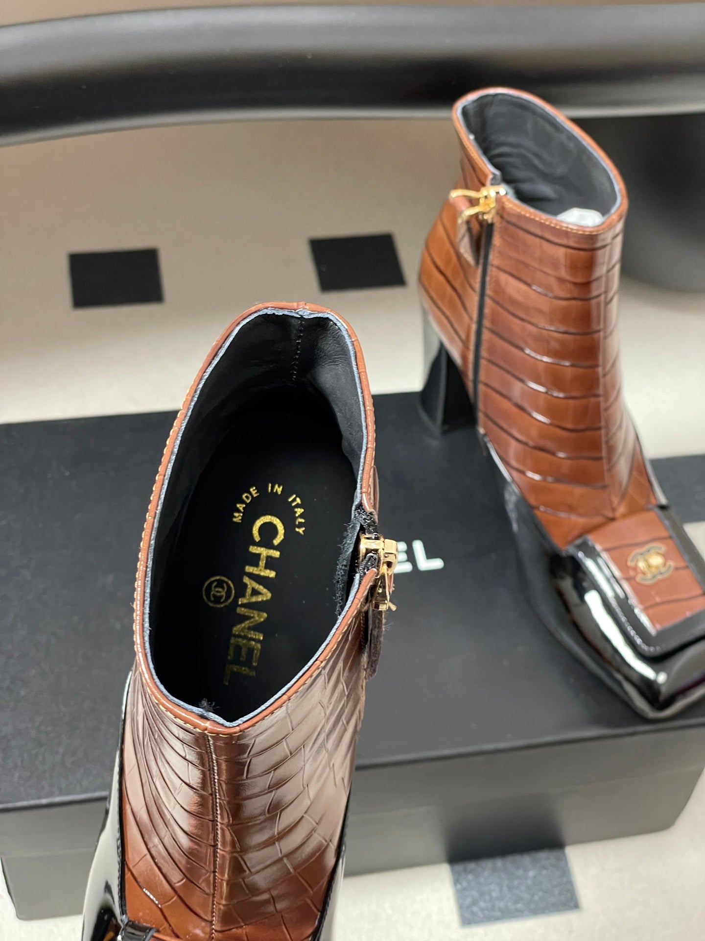 CC 26 Crocodile-embossed Boot Black Brown Patent Leather 593112