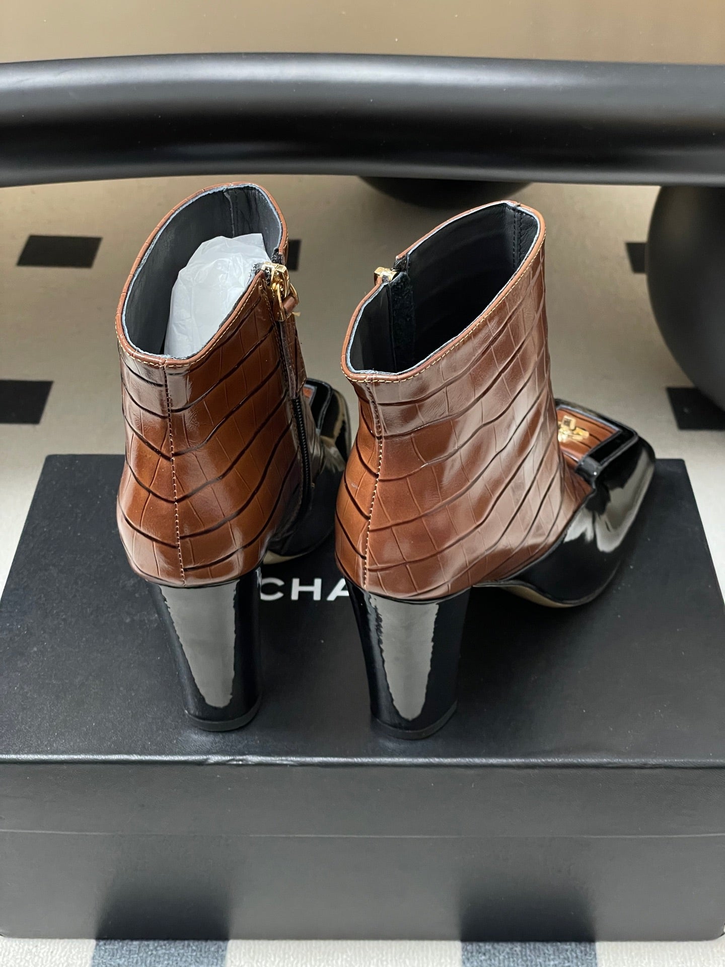 CC 26 Crocodile-embossed Boot Black Brown Patent Leather 593112