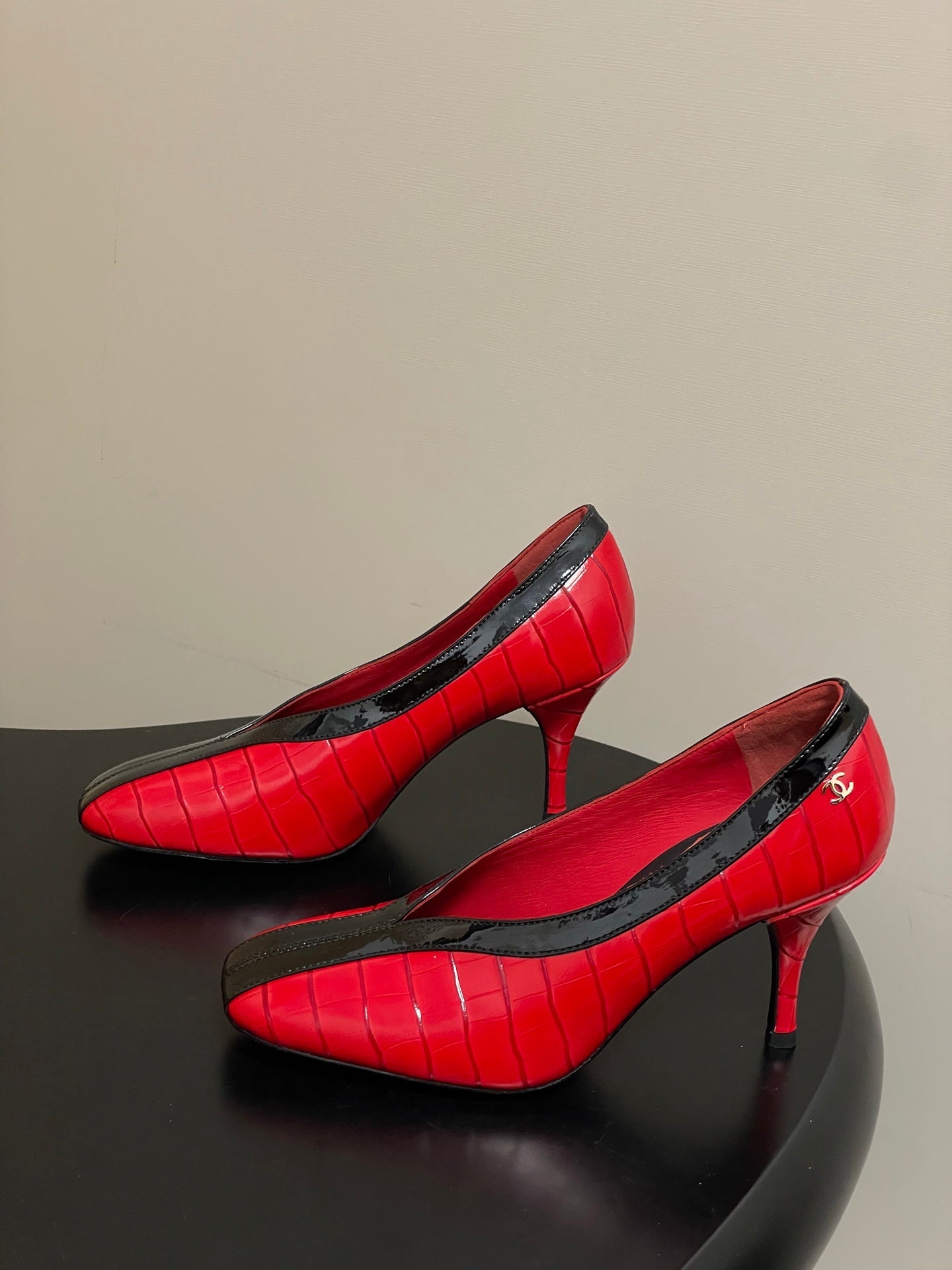 CC 26 Crocodile-embossed Pump Red mix Black Calfskin 593367