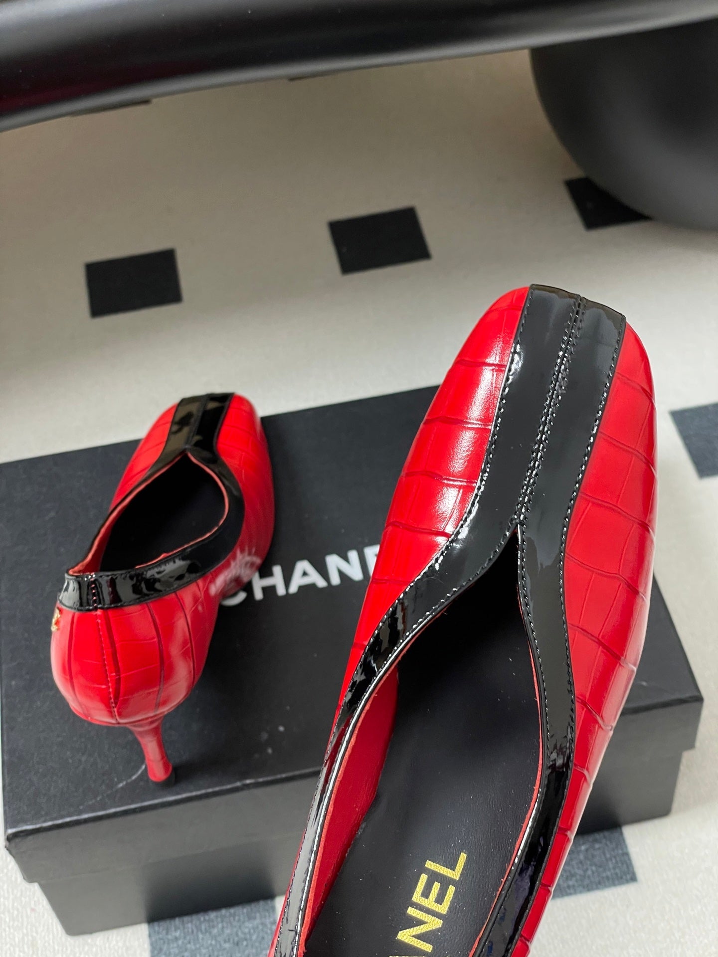 CC 26 Crocodile-embossed Pump Red mix Black Calfskin 593367