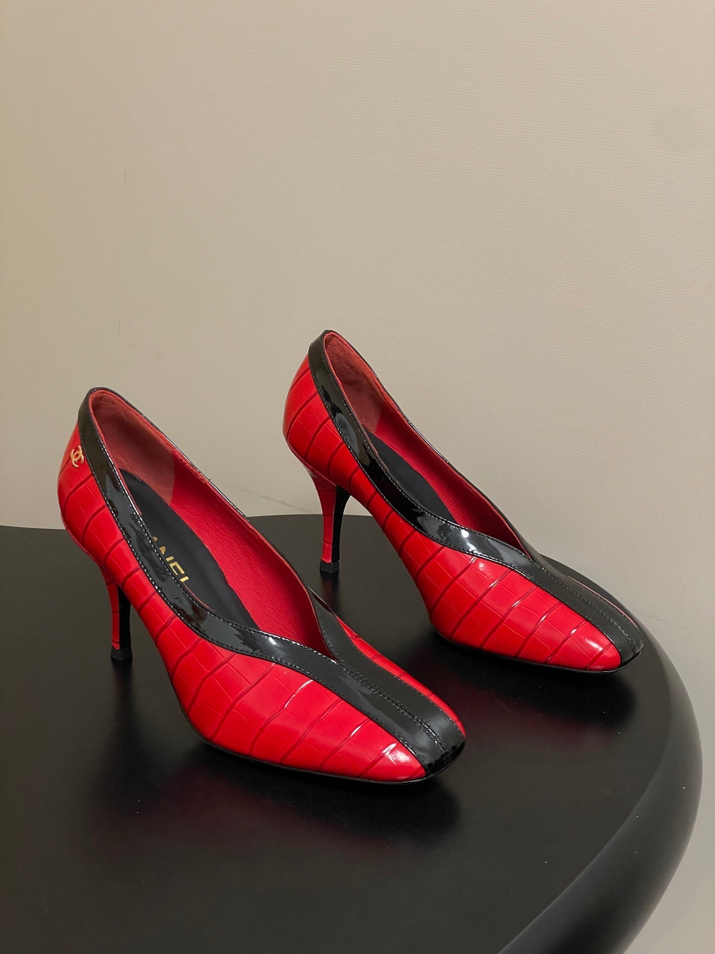 CC 26 Crocodile-embossed Pump Red mix Black Calfskin 593367