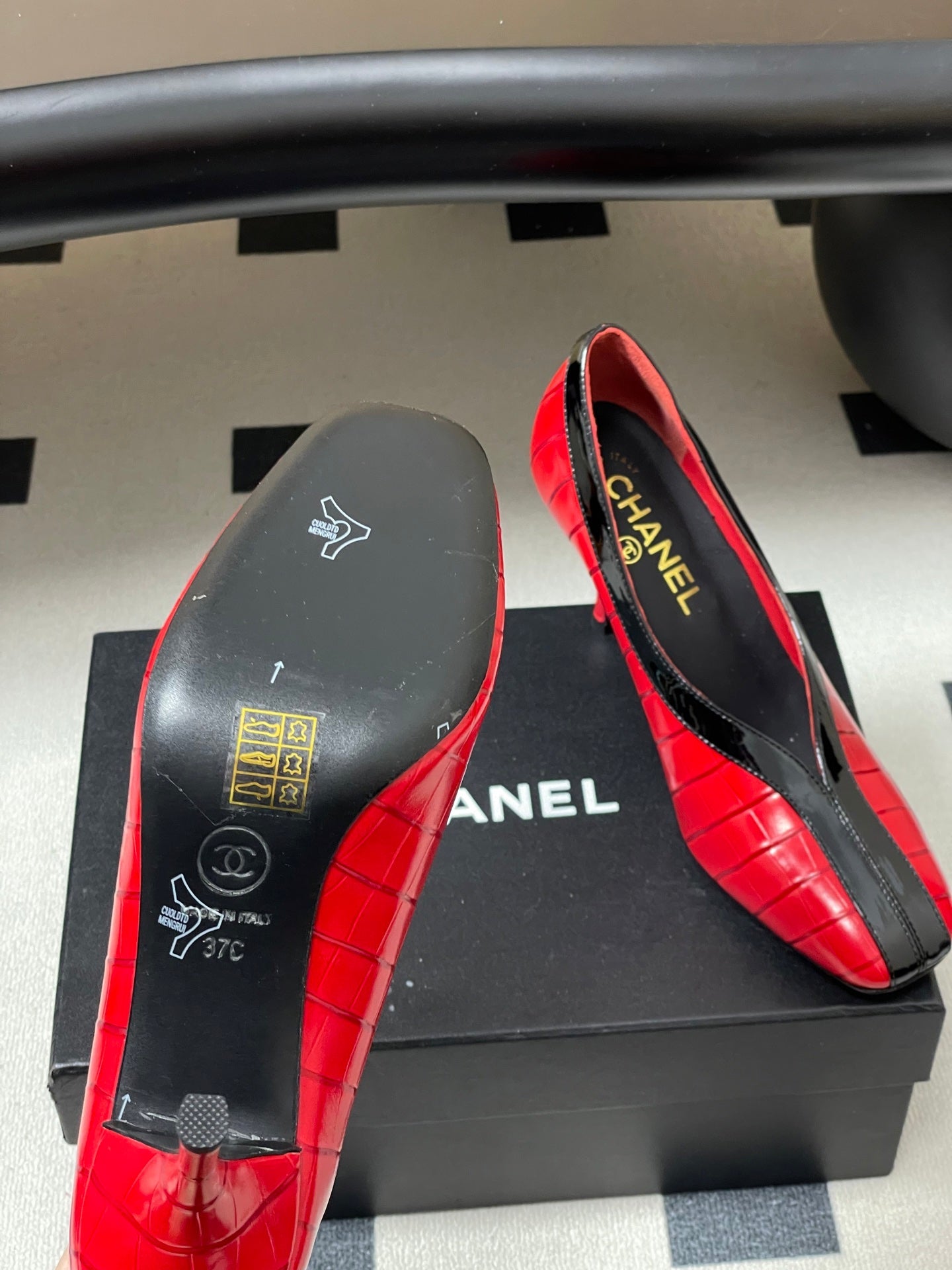 CC 26 Crocodile-embossed Pump Red mix Black Calfskin 593367