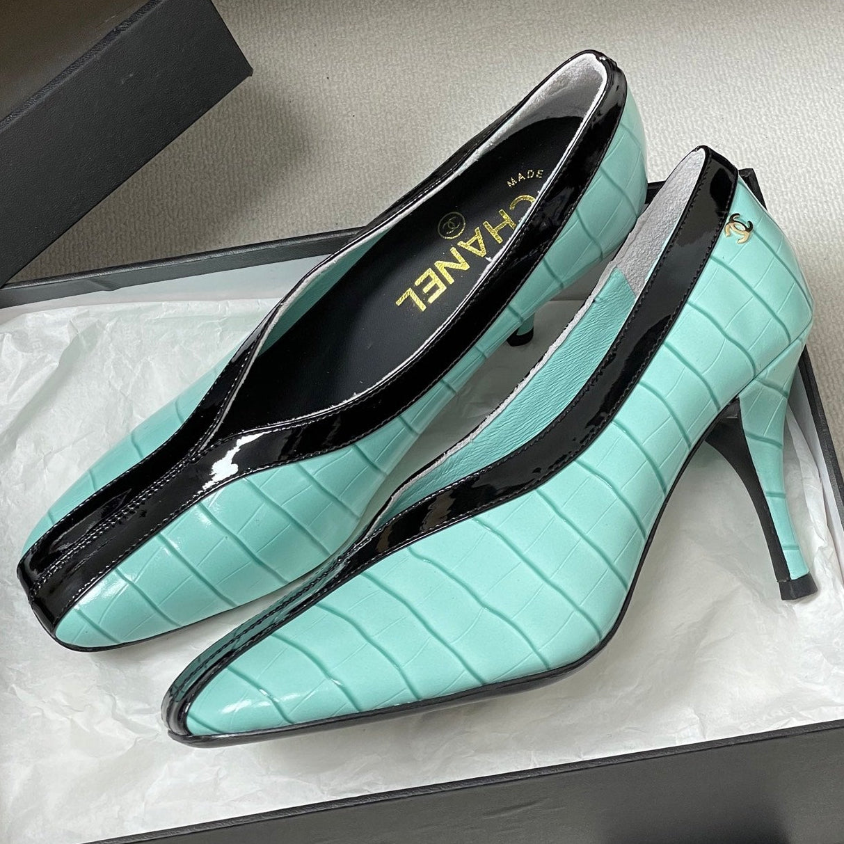 CC 26 Crocodile-embossed Pump Light Blue mix Black Calfskin 593368