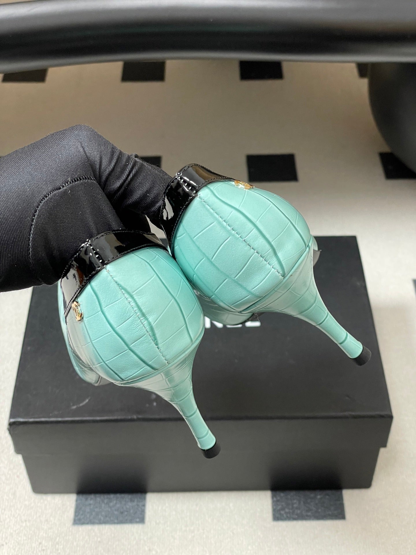 CC 26 Crocodile-embossed Pump Light Blue mix Black Calfskin 593368