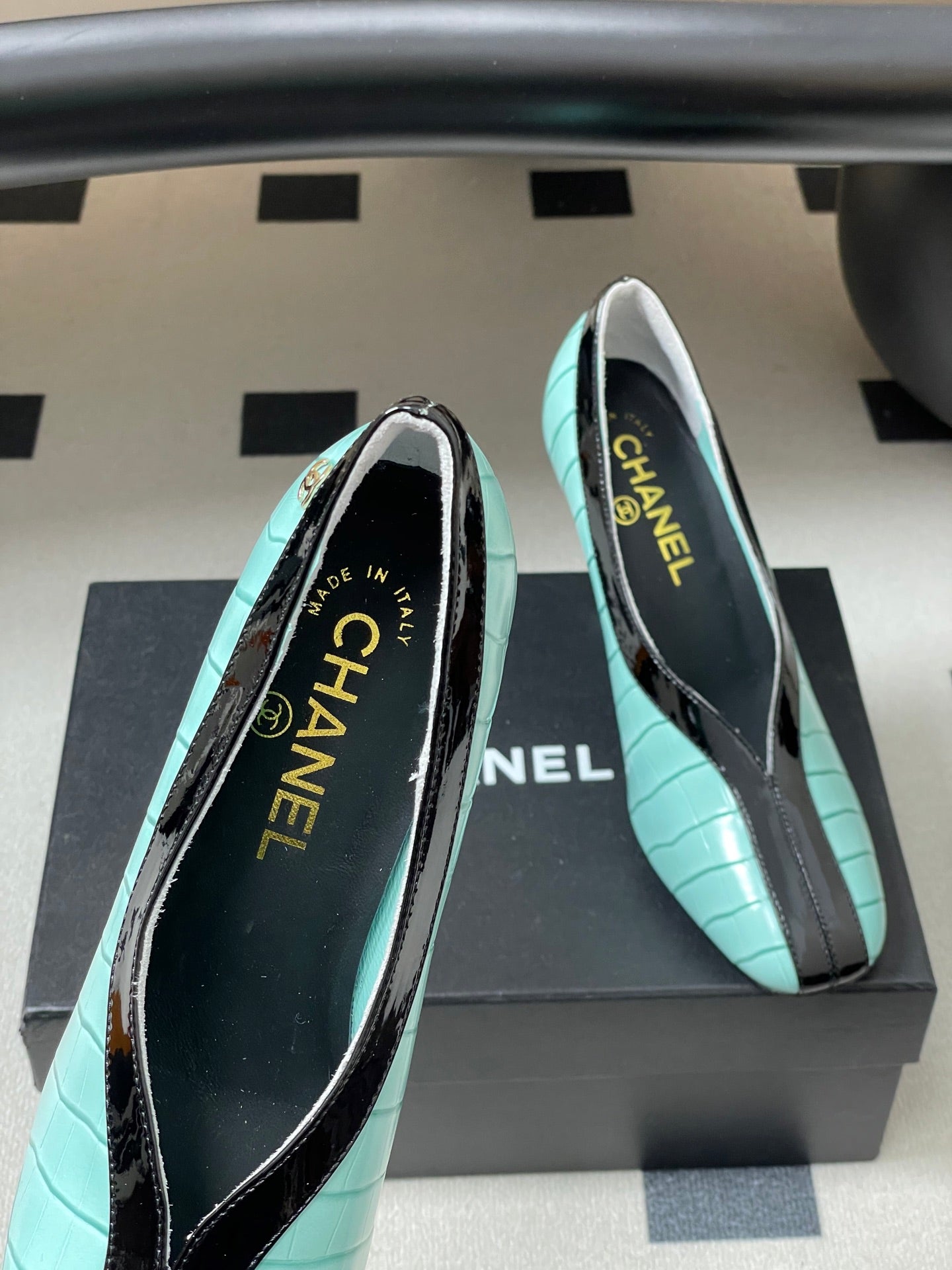 CC 26 Crocodile-embossed Pump Light Blue mix Black Calfskin 593368